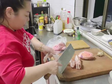 二嫂今天又要展示厨艺了,鸡蛋肉卷卷做的太好吃了,香!