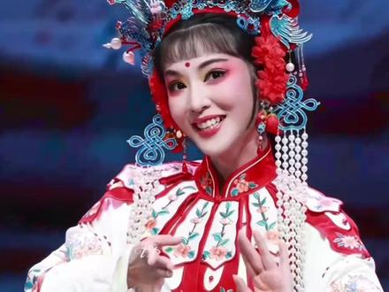 媚而不俗!李云霄的燕子娘,骨子里都是灵气✨ 从越剧花旦到《镖人》燕子娘,李云霄把媚态与风骨演得恰到好处,眼波流转间都是梨园功底的灵气,这妆造太绝了!
#李云霄 #镖人 #燕子娘 #媚而不俗 #戏曲演员跨界