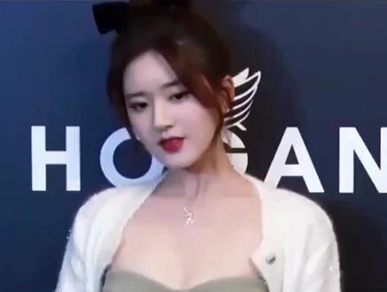 “赵露思如星般闪耀,2025星光大赏再展风采。正如李白所言:‘天生我材必有用’,她的魅力无可比拟。🌟✨#赵露思 #星光大赏”