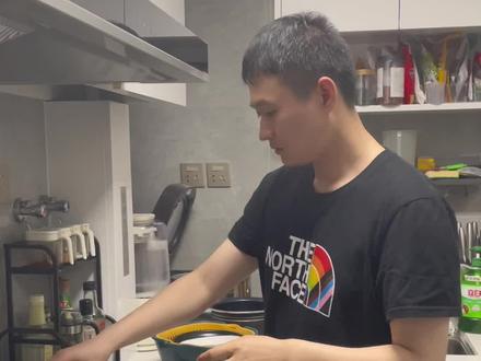 来北京找工作这个岗位一定要小心 #创作灵感 最近好几个朋友私信我 都是面试了地铁安检员的工作 同样也都是交了不少钱 今天我来详细说一下地铁安检员这些中介的黑心操作 首先就是以不需要任何条件将你从老家骗过来 然后见面的时候以交体检费为由 向你要200到500元不等的体检费 实际的体检项目连60块钱都没有 第二当你体检完会以办理保安证为由向你索取钱财 否则就没办法安排工作 第三当你已经办理完保安证 还会以培训为由向你收费 更有甚者连被子也要从他那里买 所以来北京找工作一定要谨慎 尤其是交钱的那种 很多公司工作都交给中介劳务招人 但是两头都吃的中介一定要小心 尤其是刚从外地来的朋友 以为是找到了一份很好的工作 殊不知是跳进了陷阱 很多人都是被骗了钱又回老家了#找工作 #北漂 #打工人 #北漂大晟