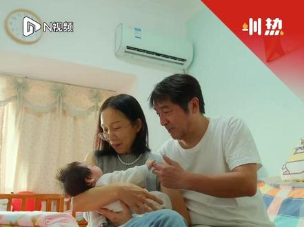 “死亡不是生命的终点,遗忘才是。” 2023年7月,深圳父亲赵晓冬在独女雨婷离世后,通过社交平台更新其27年来的成长回忆视频,他希望用“电子复活女儿”的方式留住爱与记忆。2025年10月,赵晓冬在社交平台官宣:比雨婷小30岁的妹妹来了,她叫雨初。网友暖心留言:“最适合当爸妈的人,终于又当上爸妈了。”2022年12月,27岁的雨婷因意外离世。半年后,父亲赵晓冬重拾多年积累的家庭录像,决定将女儿的成长历程剪辑成短视频发布在社交平台,合集名为《雨婷在天堂一定很快乐》截至目前已更新500余集,收获超二十万网友关注。“当初雨婷带着我和妈妈一起看《寻梦环游记》,这部电影启发了我,只要没有遗忘,就没有真正的离去。我希望用数字方式延续女儿的存在,让更多人记得她。”雨婷去世后,赵晓冬和妻子经过一番纠结思考后,决定通过医学辅助手段再要一个孩子。2025年10月,赵晓冬向所有关心他们的人正式官宣:雨婷的妹妹“雨初”来了!
11月初,南都记者来到赵晓冬家中,雨婷的房间里仍完好保留着她曾经生活的痕迹:墙上的写真照、心爱的公仔、读过的书籍、睡过的床铺...如今不同的是,妹妹雨初的到来,让沉寂了近三年的卧室重新漾起鲜活气息。“雨婷走后的几个月,我和妈妈根本走不出来,整个世界都成了灰色,一想到往后余生尽是思念,真不知道怎么坚持下去。”赵晓冬坦言,女儿离开后,他觉得世界都崩塌了,妻子的状态更是糟糕,担心会一直没法振作起来,就想趁还来得及再要一个孩子,便开始期待着新生命的降临。给小女儿取名雨初,赵晓冬和妻子心里希望的是:一切从头开始。他们表示,小女儿从不是雨婷的替代品,爱是乘法不是除法,雨初也会得到毫无保留同样的爱,幸福快乐地生活着。“雨初的到来,我和妈妈的状态变好了很多,我们对孩子也只有一个愿望:一辈子健康快乐就好!”赵晓冬告诉南都记者,失去雨婷的这三年来,无数陌生网友的鼓励和支持,让他们感受到了“互联网家人”的温暖。“最困难的日子熬过来了,我们只能一直往前走,才能慢慢从痛苦中走出来。” #圳热