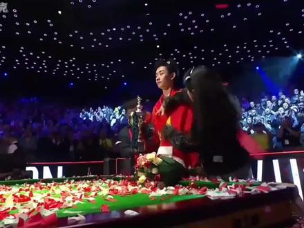 吴宜泽双赛点绝杀墨菲!夺得首位00后冠军!丁俊晖发来贺电!#斯诺克世锦赛#吴宜泽#吴宜泽夺冠#肖恩墨菲