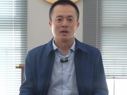 春联不是装饰,是写给新年的投名状过年贴春联,别急着上浆糊。
老规矩:先撕旧联,再贴新联。这叫“旧账不欠,新年清爽”——门神认新不认旧。
贴联看时辰:年三十白天阳气足。日落之后不贴联,福气怕黑。
贴反了也别撕。郑板桥有副妙对贴反了,人家补个横批:“反正皆春”。
心意到了,春联就对了。
祝你家红纸黑字,开门见福🧧#春联 #春节习俗 #传统文化 #贴春联