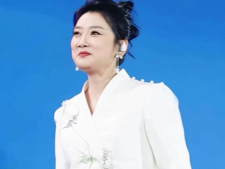 看一遍笑一遍 天蓝蓝玲花唱错被粉丝拉回!评价“你们唱的比我准”
#凤凰传奇 #天蓝蓝 #凤凰传奇杭州演唱会 #玲花曾毅 #现场版live