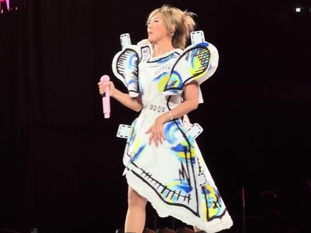 孙燕姿香港演唱会首场,点歌环节《Someone》,是不是太久没唱,有点忘记了?自己都笑了,要重来!#孙燕姿#孙燕姿香港演唱会 #开始懂了