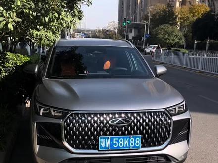 大家好,我是58K。最近有不少网友询问,全新瑞虎8的手机蓝牙钥匙该如何使用,才能做到不带遥控钥匙,仅凭蓝牙钥匙完成车辆解锁和启动。
操作方法很简单,首先我们坐在车内,用手机打开奇瑞官方APP,点击屏幕上角的蓝牙图标进行配对,输入界面显示的配对码,完成配对后就能正常使用蓝牙钥匙功能了。后续只要你携带手机走近车辆,蓝牙会自动连接,车门随即自动解锁;下车后走远一段距离,蓝牙连接中断,车门就会自动落锁。
另外,APP右上角有个“已锁车”的按钮,点击它就能查看车辆的胎压和油耗数据。不过要提醒大家,这个油耗数值仅供参考,实际油耗需要在此基础上加1-2个才比较准确。#全新瑞虎8#第五代瑞虎8#蓝牙钥匙 #汽车蓝牙钥匙
