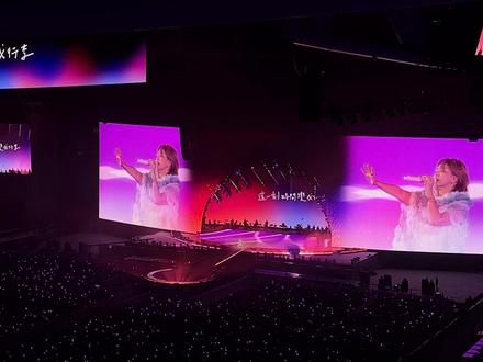 26首场香港The moment !录了好多首喜欢的啊啊啊 但是还是没听到现场版《开始懂了》😭希望下次可以赶上安可😭😭😭#孙燕姿#就在日落以后