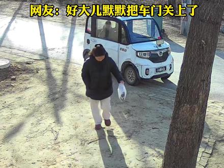 女子回家被大鹅攻击,女子:快过年了这是在挑战我吗,网友:好大儿默默把车门关上了
