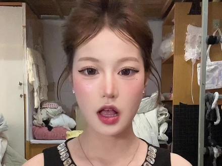 人生第一次给自己买高跟鞋#RoseMiranda 虽然不是很贵 但是我真的很喜欢 感觉穿上好有自信 我终于懂得了高跟鞋的价值 至少能给自己不是很富裕少女时代一个好一点的奖励#玫瑰米兰达#人生第一双高跟鞋#开箱