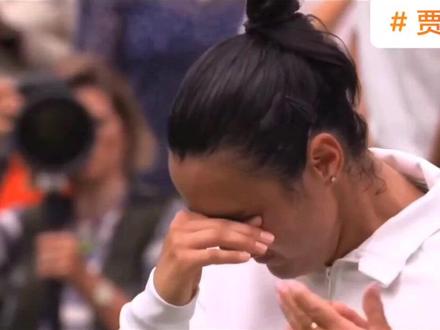 连续两年在温网屈居亚军,贾巴尔在领亚军奖盘时已经难抑泪水和情绪了。
即便如此,她还是那个幽默的姑娘:“这太难了,明天肯定到处都是我哭的很丑的照片……这是我网球生涯最惨痛的失利。但我不会放弃,会继续努力。终有一天我能拿到一个大满贯冠军。”
竞技体育只有一个胜利者,那就意味着总有这样的惨剧时刻
#温网2023 #网球女孩 #轻轻的网球 #运动 #贾巴尔 @DOU+小助手