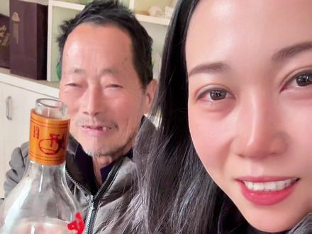 和爷爷给大家拜年啦!就是他的时间比我们快一年哈哈😂#大年初一拜年视频 #记录真实生活 #新年快乐 #大年初一 #爷孙情