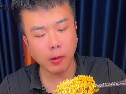 大肉串,夹生面!有同款的评论区打个7我看有多少#泡面神仙吃法 #吃货日常