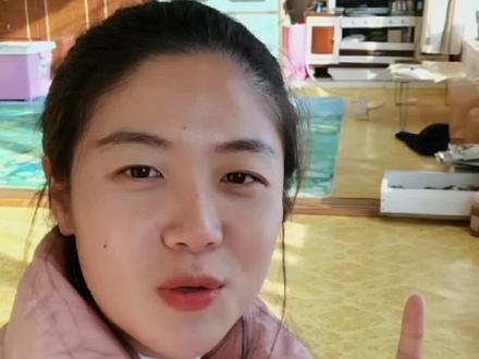 东北农村的房子只盖一层,吃喝玩乐都在大炕上进行,晚上一家人睡在一起,就是睡醒热的有点干😅#农村生活 #东北