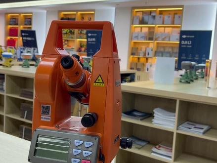 经纬仪如何打开激光#工程测绘仪器 #工程人 #测量员 #经纬仪 #经纬仪维修