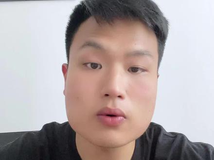 广州薛之谦哪个位置会更好呢,一共有七个票面从317到1517,哪个位置的性价比最高呢,我们跟着镜头来看看,首先是317 517在离舞台最远的地方,基本只能听听歌,717和917是看台最好的位置,其中917可能会随机到舞台的前五排,那是看台里薛之谦最近的位置性价比的首选,内场的1317和1517虽然是离舞台,近但是在坪地,下面没有增高层很容易被前面的观众挡住,1717是全场最好的位置,运气好还会被随机到前五排,那感觉就跟坐在薛之谦的大腿听歌一样,最后总结一下1717大于916大于717大于1517大于1317大于317更多演出的攻略,还请关注我#薛之谦 #薛之谦广州站 #万曽之王 #薛之谦四巡