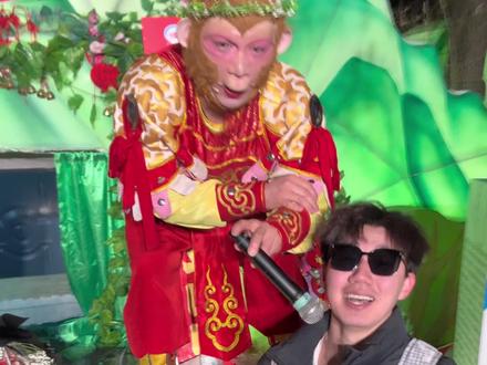 麻麻 我今天见到雪饼猴猴哥啦 好激动啊@王铁柱(雪饼猴🐒) #雪饼猴 #长春动植物公园 #路人视角 #长白天下雪天下人的雪 #佟美男