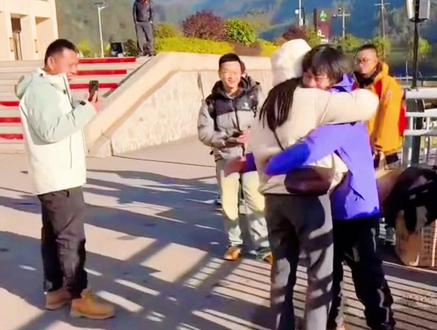 林北终于看到他心心念念40多天的女朋友了👫,看到都幸福😊