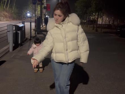 她说这是迎接新年最正确的方式@💓迷糊小姐.SJM💓 @一颗小吞吞 #90后带娃 #一家三口 #宝妈 #亲子互动 #我的新年带娃局