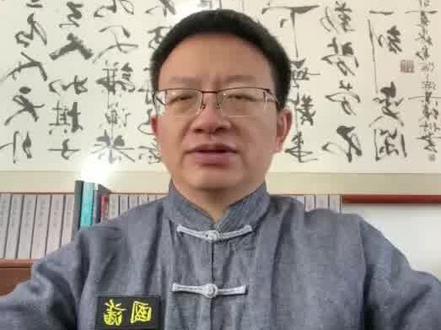 曾国藩说:
人苟能自立志,则圣贤豪杰何事不可为?何必借助于人。“我欲仁,斯仁至矣。”我欲为孔孟,则日夜孜孜惟孔孟之是学,人谁得而御我哉?若自己不立志,则虽日与尧舜禹汤同住,亦彼自彼我自我矣,何与于我哉?
这句话的意思是:
一个人只要能自己立下坚定的志向,那么成为圣贤豪杰又有何难?又何必去依赖别人。正如孔子所言:“只要自己真正发自内心地想要践行仁德,仁德自然就能达到。”我想要成为孔孟那样的圣贤,就日夜勤勉不懈,一心钻研学习孔孟的学问,谁又能阻挡我呢?倘若自己不能立定志向,就算天天和尧、舜、禹、汤这样的圣君贤主朝夕相处,也不过是他们依旧是他们,我依旧是我罢了,既然圣贤与我各成状态,即便身处圣贤环绕的绝佳环境,圣贤的德行、智慧也无法传递到自身,又能带来什么实际益处呢?
阅读理解:
曾国藩认为,一个人成就的根本动力,源于内心自发确立的、坚定不移的志向,而非外在的条件或他人。真正的改变始于内在的觉醒与立志,与其一味地寻求外部的帮助或抱怨环境的不足,不如首先向内求索,点燃自己内心的火焰。
儒家修身讲求“求诸己”,他的仁德不是高不可攀的外在道德标杆,也不是需要向他人求取的东西,而是每个人本性中固有的善念与良知,这是“仁能至”的根本——我们并非“创造仁”,而是“唤醒仁”。
“我欲仁,斯仁至矣”是孔子在《论语·述而》中的一句名言,这句话的首要意义在于打破了人们对“仁”的畏难心理。他认为“仁”并非高不可攀的圣人境界,而是每个人内心本有的善端和本性。正因为仁德是内在的,所以追求仁德不假外求,关键在于“为仁由己”,即依靠自身的主观意愿和努力。这极大地鼓舞了人们进行道德修养的信心。
孔子强调,仁德的实现始于内心真诚的意愿。一旦你真正发自内心地想要践行仁德,那么这种意愿本身就会立刻转化为行动的起点,这就是“斯仁至矣”。这意味着道德的主动权完全掌握在自己手中。
#曾国藩 #名言警句 #古文翻译 #传统文化 #儒家