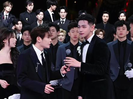 龙浩天男团银河系A终于回酉阳了!!!#龙浩天男团 #龙浩天喊你回酉阳 #银河系A #龙浩天妹妹 @龙浩天🐲(酉阳桃花源摆手堂直播) @龙浩天妹妹🐰 @A-以太⚡️ @龙浩天男团·银河系A(团队招优)PGY