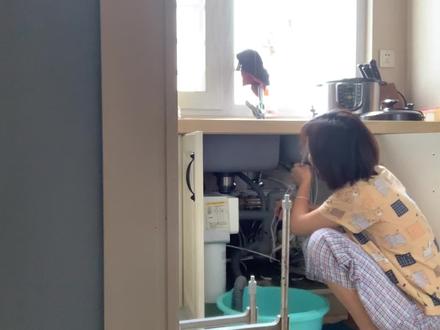 女汉子宝妈自己疏通下水道,忙活半天还是请来专业人员