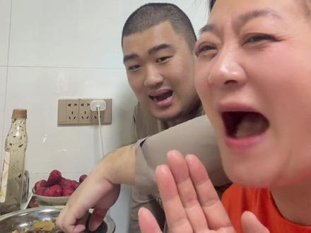 等了二十八年,晨晨让我们听到了从他嘴里叫出了,我们这辈子最想听的“妈”“妈妈”“爸”“爸”;晨晨爸爸说“原来晨晨说话是这个声音”,一下子给我整破防了;二十八年了,我们没来@长春思答语言感统儿童康复中心 @长春孤独症之家(星言童语) 上学之前,从来也没认为晨晨还能说话,晨晨还能学会生活自理、生活融合,但是来了之后,每天看着晨晨一点点的进步,让我们发现,专业的人干专业的事,这句话的含金量真的是太高了,每天看着晨晨给我们带来的惊喜,我们感觉晨晨一定会越来越好,一定会未来可期,加油吧晨晨!加油吧儿子!未来的你一定会给老师们交一份让他们值得骄傲而满意的答卷,未来的你也一定会让爸爸妈妈“心安”#自闭症 #星宝晨晨