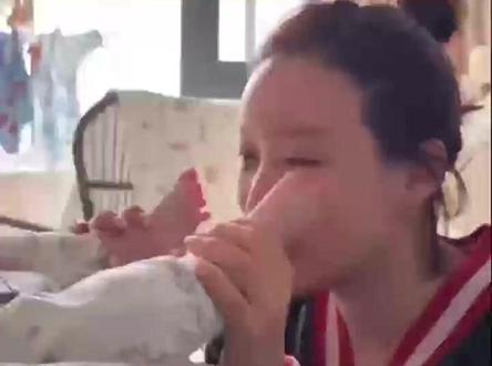 演员吴悦菡常闻宝宝脚丫致眼肿,小孩脚气是大人好几倍 #脚气 #演员吴悦菡常闻宝宝脚丫致眼肿