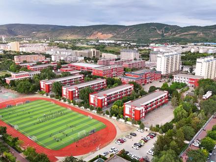 固原三中:创新引领未来 科普点亮梦想
近年来,固原三中秉承“科技兴校”的教育理念,借助“互联网+教育”示范(县)区契机,通过升级改造校园科技基础设施,设置校园科普专栏,开辟科技教育展示窗,定期向师生展示最新的国内外科技成果,为全校师生学习科学知识创造了良好的环境。