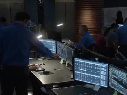 《紧急呼救》第八季短预告:杀人蜂来袭! 一辆运送了2200万只杀人蜂的卡车发生事故后,洛杉矶将面临“蜂”卷风的袭击!《紧急呼救》第八季将于美东时间9月26日晚回归首播,“蜂”卷风的袭击事件将持续3集。#紧急呼救 #美剧 #美剧推荐 #因为一个片段看了整部剧 #高分美剧