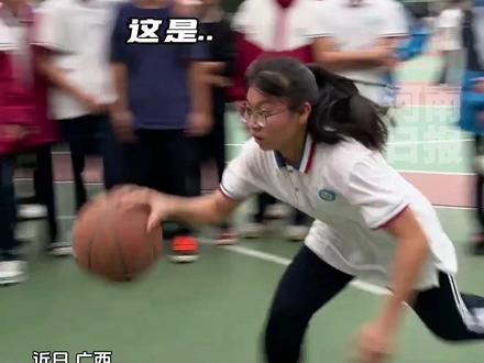 #她居然会亢龙不悔旋风式灌篮 女生校内打球技惊全场,网友:最后一记“神龙摆尾”太飒了!
#谁来看下这女生什么球风 #校园篮球