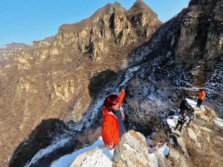 房山咔嚓古道,野生景点众多,又野又美 起点导航瓦沟村,经常桥洞之后就是连续一公里的连续急速爬升,都是台阶,直接拉爆所有弱驴。上去之后就可以看到老鹰背,一个石头很像鹰头,后面的石头像是打开的翅膀,之后就是起起伏伏的山路,路过伟人像,一块石头孤立在那里很明显。之后是窟窿洞,这个洞再山体的后面,直接是看不到的,注意看轨迹,窟窿洞对面就是骆驼峰,像一头骆驼。再往前走又是一段爬升。这段路一会是阳面,一会是阴面,一会有雪,一会有泥,最后路过摩崖时刻,听说刻的是三世佛,这个也在路的上面,注意看轨迹。最后就是下山路,不算是难走。正常山路。整体10公里左右,爬升800左右。强度适中,穿越路线,不是环线。走回起点需要五公里,可以采取两头放车的策略。具体情况请看视频。还有疑问给我留言,要跟花卷玩的私信我#一起爬山 #花卷就是玩儿 #户外徒步登山 #山顶的风景总要自己去看 #保持热爱奔赴山海