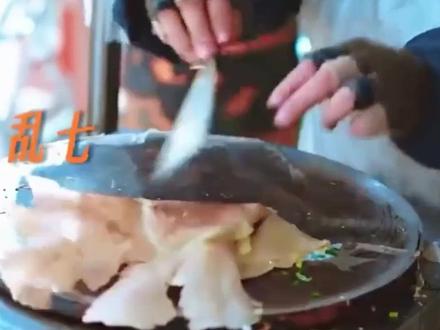 老舅:崔国明现场教学做煎饼果子,狗肠子小摊前顾客排成长龙