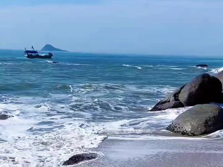 一曲《山海守望》,旋律悠扬大气,词曲直抵人心。山海相隔,血脉相连,两岸同根同源,皆是家国深情与团圆期盼。