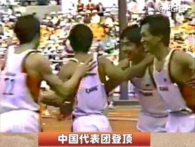 1986年汉城亚运会男子4×100米接力决赛,中国队(蔡建明、李丰、余壮辉、郑晨)39.17s打破亚洲纪录夺冠,帮助中国代表团以1枚金牌的优势超过韩国队登顶金牌榜榜首
#田径 #亚运会 #100米 #接力 #短跑