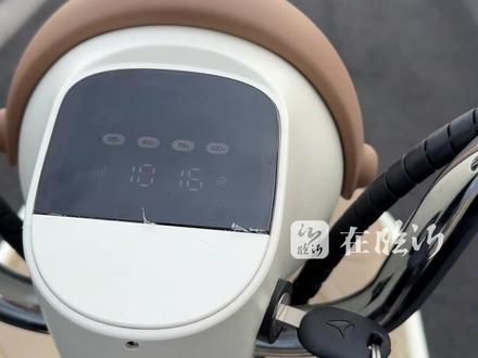 新国标电动自行车上坡全靠推?记者实测:确实有点慢,但没那么夸张。但如果带人上坡的话,可能有点困难。(临沂市融媒体中心)#临沂 #新国标电动车