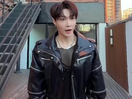 张艺兴和不齐舞团又梦幻联动了,一起大跳《大花轿》2.0版 此前一起合跳《刀马刀马》,网友:他甚至还挂着那串钥匙#张艺兴 #不齐舞团