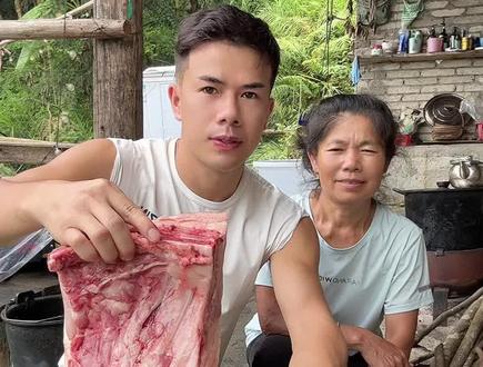 今天吃贵州黔东南少数民族最爱的红血肉特别的好吃,你们敢吃吗?#红血肉#农村美食