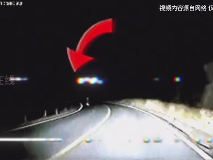 半夜开车竟然看到纸人骑自行车?当然是个恶作剧! #不可思议 #灵异事件 #未解之谜 #超自然现象 #诡异事件