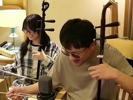 2026.2.28 二饼胡拉 二饼力哥在三亚
二饼力哥 慕容景天 斤宝 小艾 柚柚 陈俏俏 孙恩盛 控
经历创纪录的“苹果”局后,二饼力哥感言并拉《小苹果》
#二饼851 #1212 @二饼胡拉 @力哥拉二胡