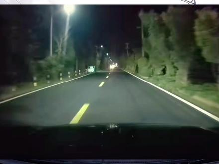 夜间行车这几种情况是不允许开远光灯的。照明视线良好的路段。会车的时候,跟车行驶的时候,#交通安全 #行车安全 #交通事故 #安全驾驶 #道路千万条安全第一