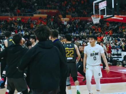 2月6日,浙BA总决赛G4,丽水队vs杭州队。之前双方的总比分打到了1:2,今晚是丽水继续逆袭?还是杭州拿下?19点30分#浙BA #杭州 #丽水