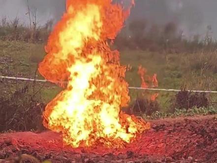 #四川 蓬安县一菜地不明气体#自燃,疑似#天然气 #媒体精选计划