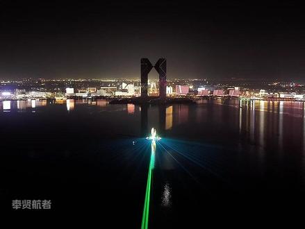 2026年新年的第一场大型烟花秀,湖面的反射增加了烟火的绚烂 今晚错过的航拍给您看,全城无删减超12分钟的璀璨,慢慢欣赏!最后的发财树超美,湖面的反射和月亮的配合增加了烟火的绚烂,你拍到照片打卡了吗?愿2026日子像这烟花一样,绚丽且滚烫。#滴水湖烟花秀 #在上海过中国年 #放马过来申情款待 #烟花秀