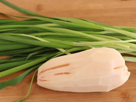 莲藕里加一把韭菜,教您个解馋新做法,酥脆暄软,鲜嫩多汁,真香