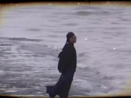 他是写出“人生三境界”的国学大师 一句,“最是人间留不住”道 尽了人生遗憾。年轻时总觉得所爱隔山海,山海不可平;可到了一定年龄才懂得,相逢或许比离别更苦。#蝶恋花 #王国维 #诗词 #历史 #抖音知识年终大赏