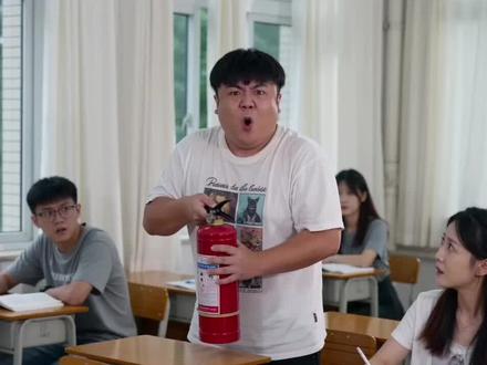 汉堡真能止战?😂😂😂 沙哥爽了,重修不用学了,可以顺利毕业了😂😂😂#沙哥 #大学 #汉堡 #止战之殇 #上海第二工业大学