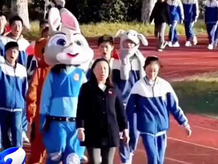 运动会老师让班里的残疾女生当领队,我想让她知道 她一样是优秀的孩子。网友:人生最大的幸运就是遇到良师。