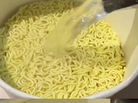 解锁泡面隐藏神仙做法!告别水煮单调,每一口都超入味,厨房小白也能一次成功✨
#泡面的一百种吃法 #宅家速食 #美食小技巧 #懒人干饭魂 #速食天花板