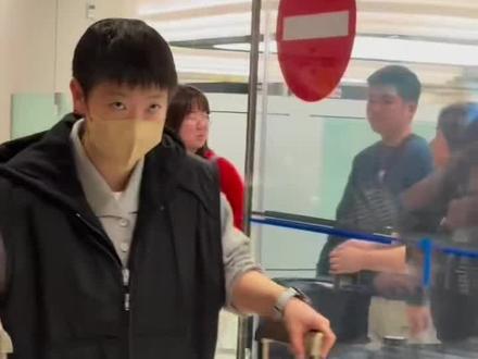 国乒抵达新加坡,孙颖莎人气太高了