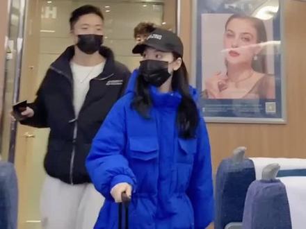 今年大火的克莱因蓝色羽绒服,看完你要是不喜欢,我就去你家洗厕所#穿搭 #羽绒服 #外套 #克莱因蓝 #冬季搭配